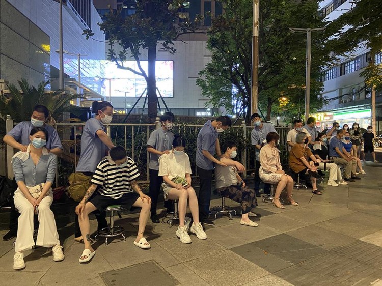 上海盲人按摩店艱難重啟：被封地下室兩月開業(yè)后無生意可做街頭擺攤?cè)召?0