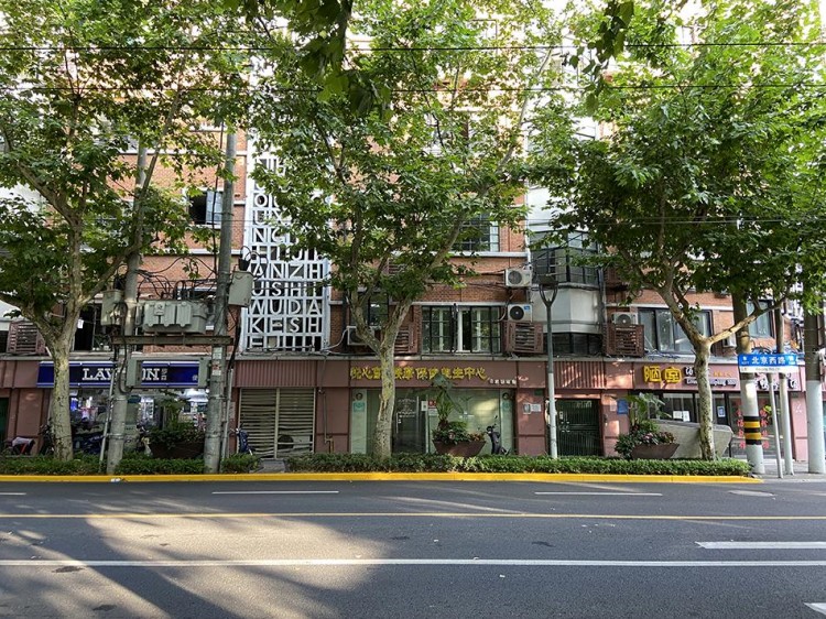 上海盲人按摩店艱難重啟：被封地下室兩月開業(yè)后無生意可做街頭擺攤?cè)召?0