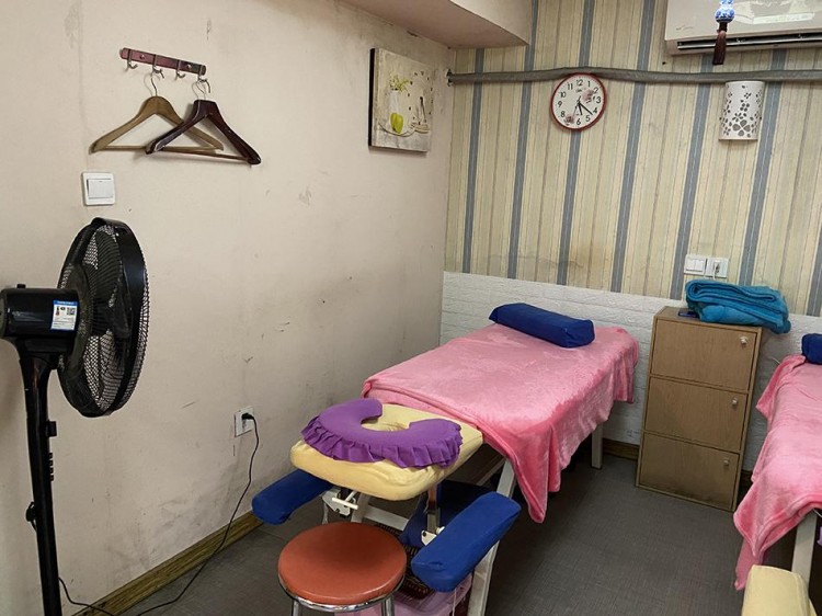 上海盲人按摩店艱難重啟：被封地下室兩月開業(yè)后無生意可做街頭擺攤?cè)召?0