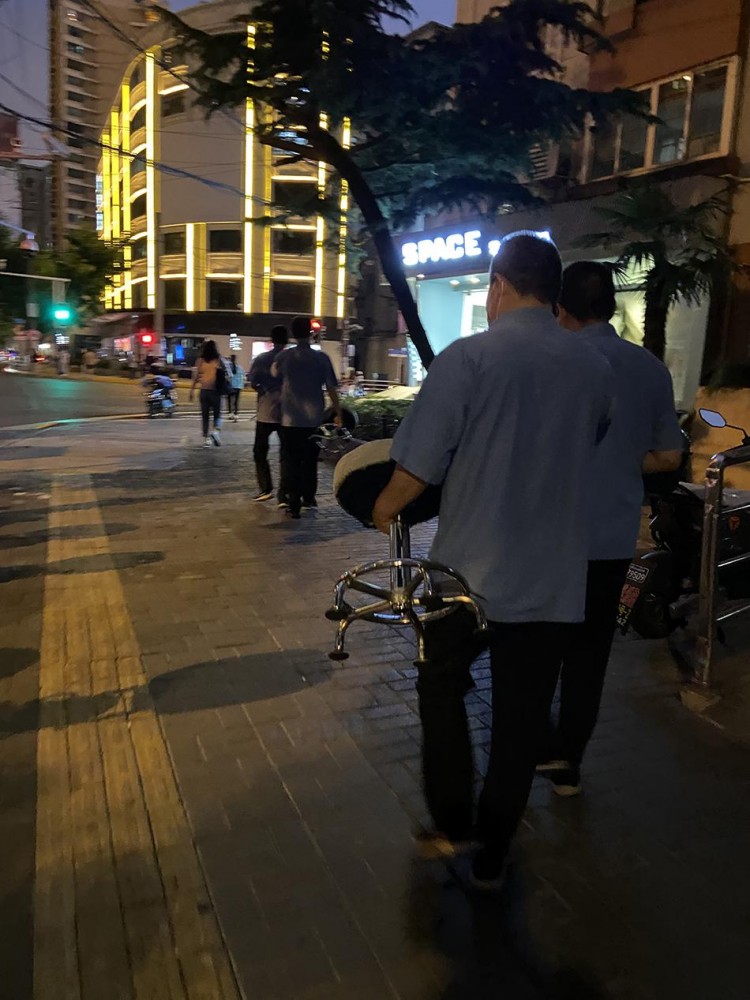 上海盲人按摩店艱難重啟：被封地下室兩月開業(yè)后無生意可做街頭擺攤?cè)召?0