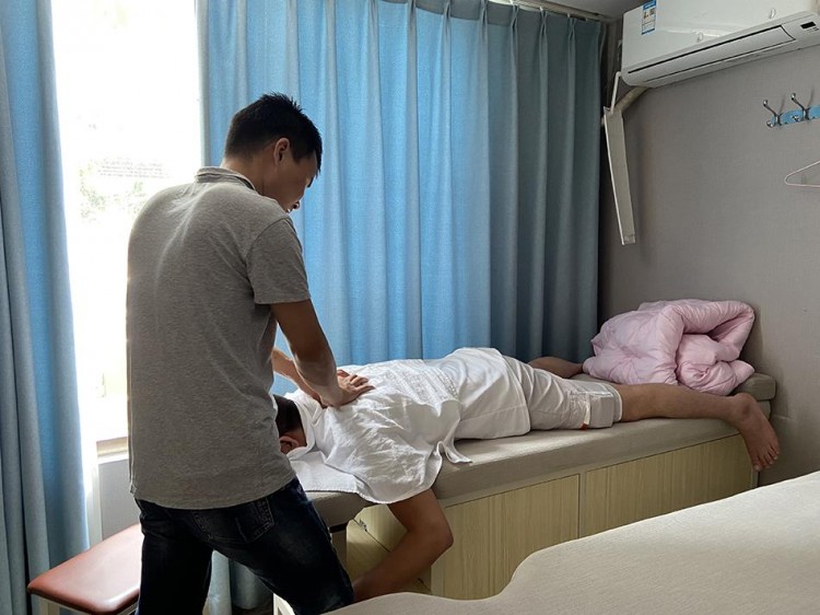 上海盲人按摩店艱難重啟：被封地下室兩月開業(yè)后無生意可做街頭擺攤?cè)召?0