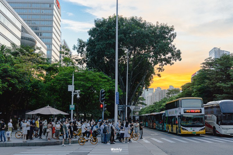 南山科技園里被掏空的年輕人來到按摩店充電回血