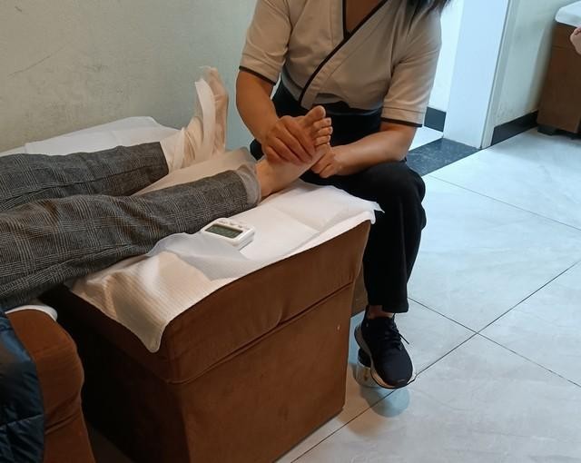 深圳最火足療店揭秘！害羞的越南妹帶你享受頂級(jí)按摩服務(wù)！