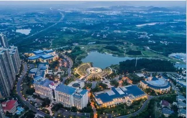 泡熱湯賞湖景！開業(yè)驚艷整個(gè)南京的歐式城堡酒店！元旦春節(jié)通用！