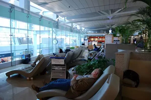 有床有電影院還能做SPA！這7個機場誰睡誰爽