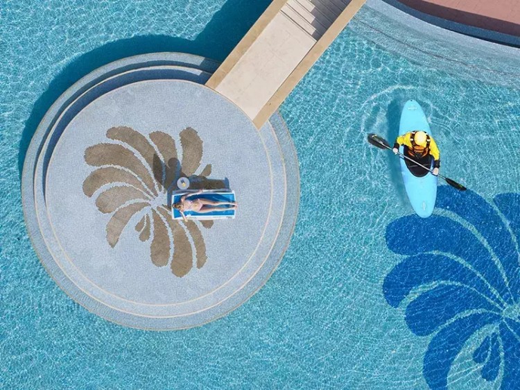 網(wǎng)紅無邊泳池+水療SPA！湖畔城堡遛娃消暑
