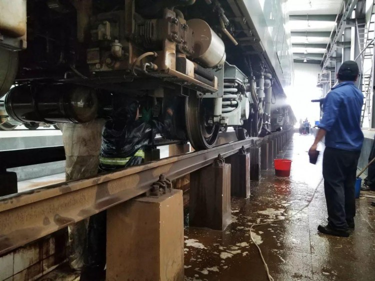 高溫下的地鐵人丨泥漿大作戰(zhàn)給地鐵車輛來個(gè)全身SPA