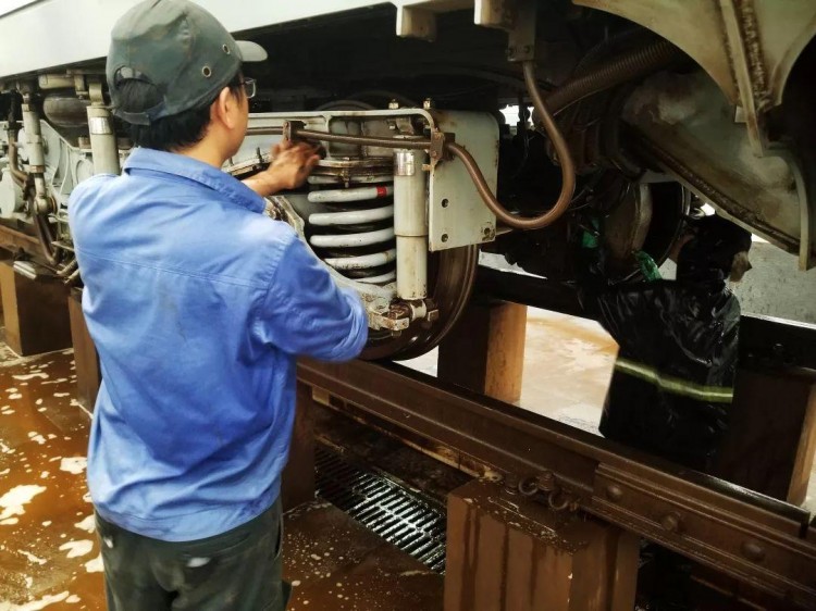 高溫下的地鐵人丨泥漿大作戰(zhàn)給地鐵車輛來個(gè)全身SPA