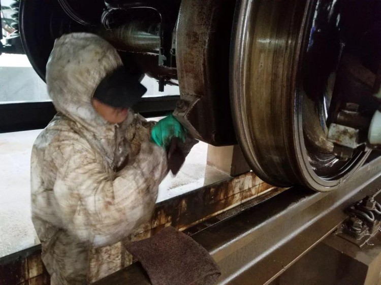 高溫下的地鐵人丨泥漿大作戰(zhàn)給地鐵車輛來個(gè)全身SPA