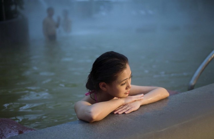 氣溫低至12℃！重慶zui豪華溫泉53種湯池5折就能泡