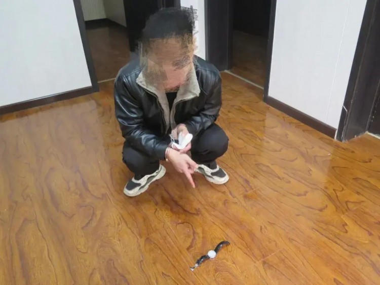 男子在西安洗浴中心盜竊被抓獲趁休息區(qū)客人睡熟后扒儲物柜手環(huán)