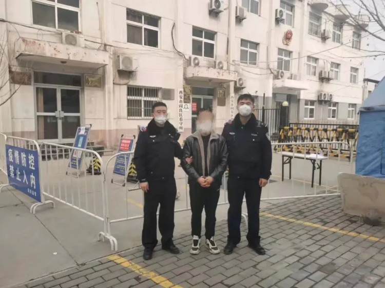 男子在西安洗浴中心盜竊被抓獲趁休息區(qū)客人睡熟后扒儲物柜手環(huán)