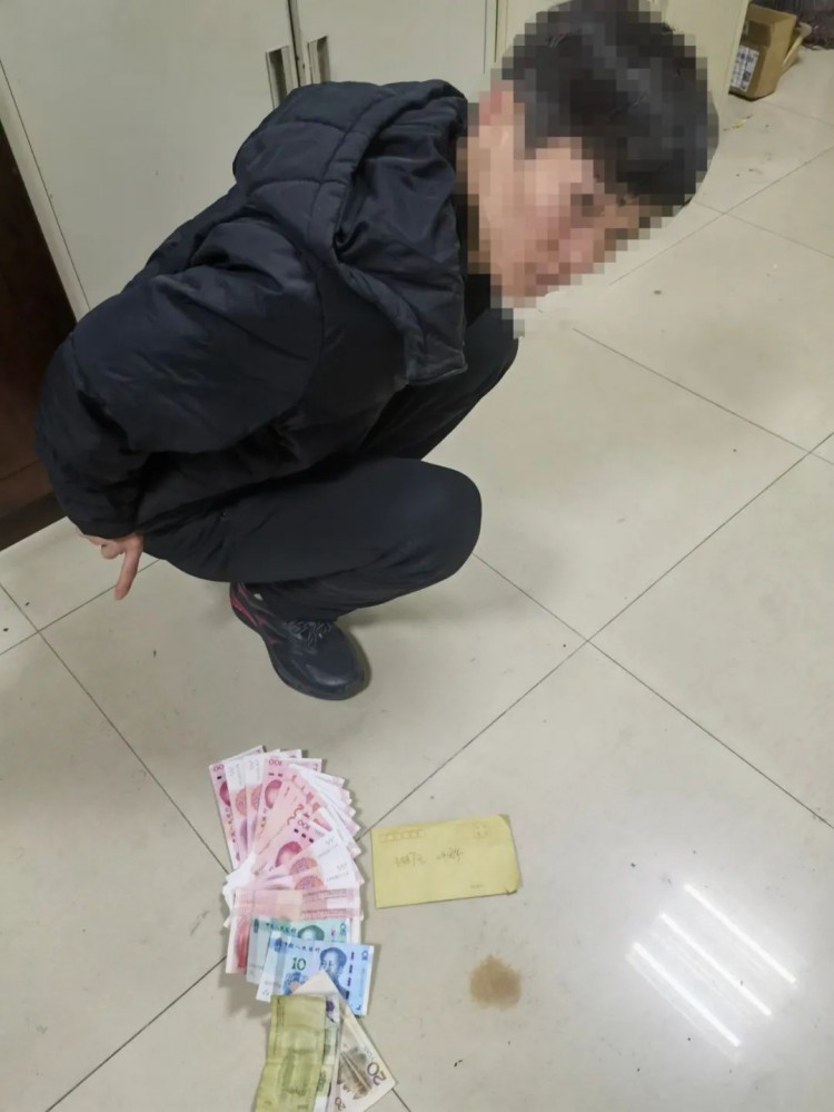 砸車窗偷走1箱茅臺(tái)1箱五糧液的嫌疑人在西安一洗浴中心被抓獲