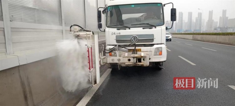借雨洗路武漢漢陽(yáng)城管為城市做深度SPA