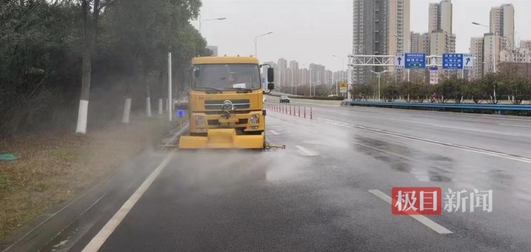 借雨洗路武漢漢陽(yáng)城管為城市做深度SPA