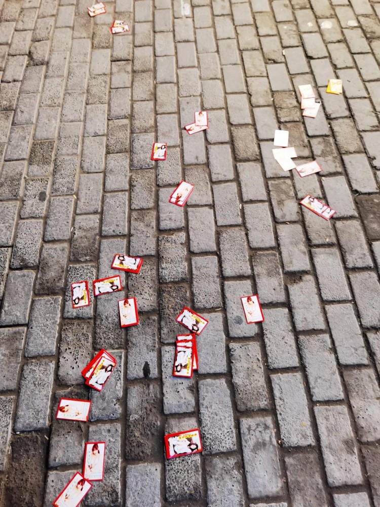 鄭州市北大學城生活區(qū)旁夜晚地上撒滿色情招嫖小廣告涉事者是一家養(yǎng)生會所鄭州警方已介入調(diào)查