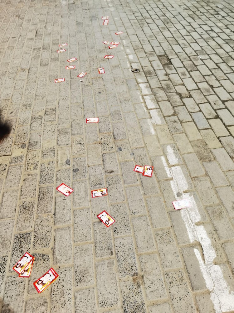 鄭州市北大學城生活區(qū)旁夜晚地上撒滿色情招嫖小廣告涉事者是一家養(yǎng)生會所鄭州警方已介入調(diào)查