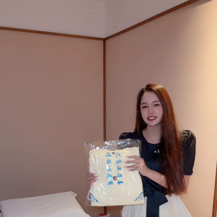 萬(wàn)象城四樓的樂(lè)摩推拿現(xiàn)在肩頸推拿40分鐘只要99快...