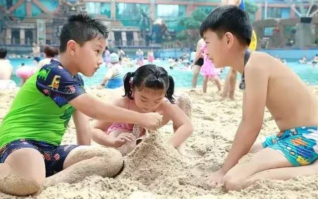 過去的這個周末哈爾濱人都去玩浪了江北一家水上樂園一天豪賺200萬