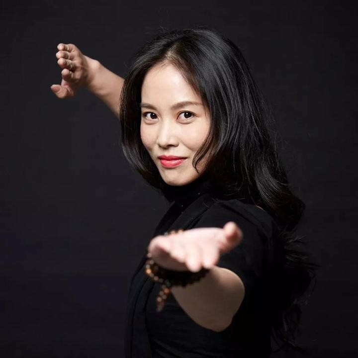 跟隨美女世界冠軍練習(xí)室內(nèi)功夫，一起做一個(gè)身體SPA