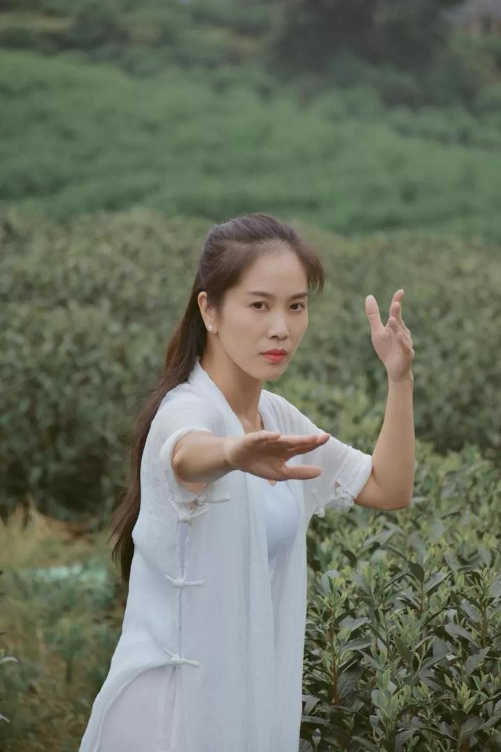 跟著美女世界冠軍練室內(nèi)功夫一起做個(gè)身體SPA