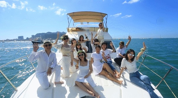 三亞團建：無邊泳池拍美照包游艇出海喝下午茶吃椰子雞上