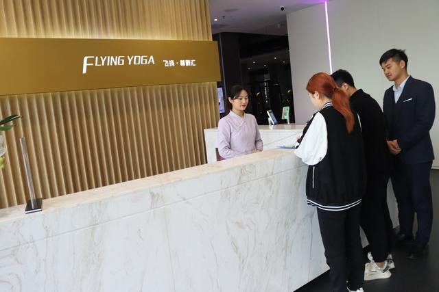 萌妹子打卡南陽飛揚(yáng)尊爵匯健身減肥嗨體驗(yàn)