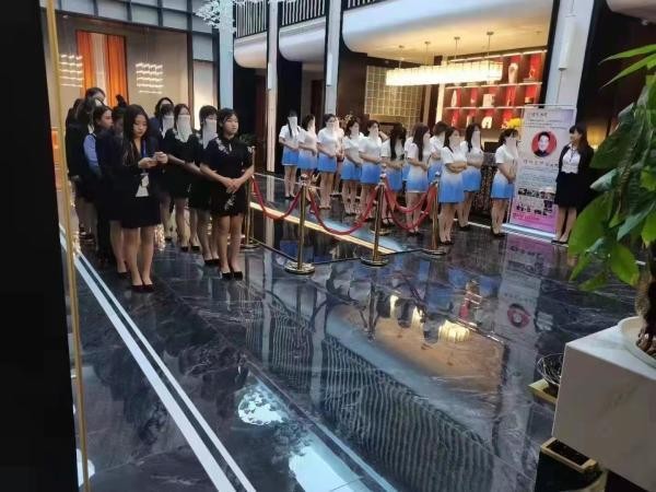 足浴會所開在小學(xué)對面還公開招正規(guī)技師教體局禁止?fàn)I業(yè)也沒用