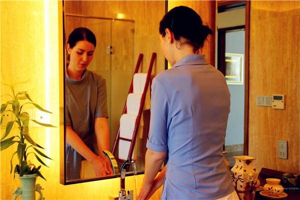 觀瀾湖水療大宅的美女導(dǎo)覽師