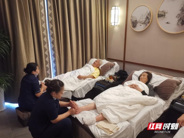 愛滿重陽(yáng)頤而康愛心足療情暖老人心