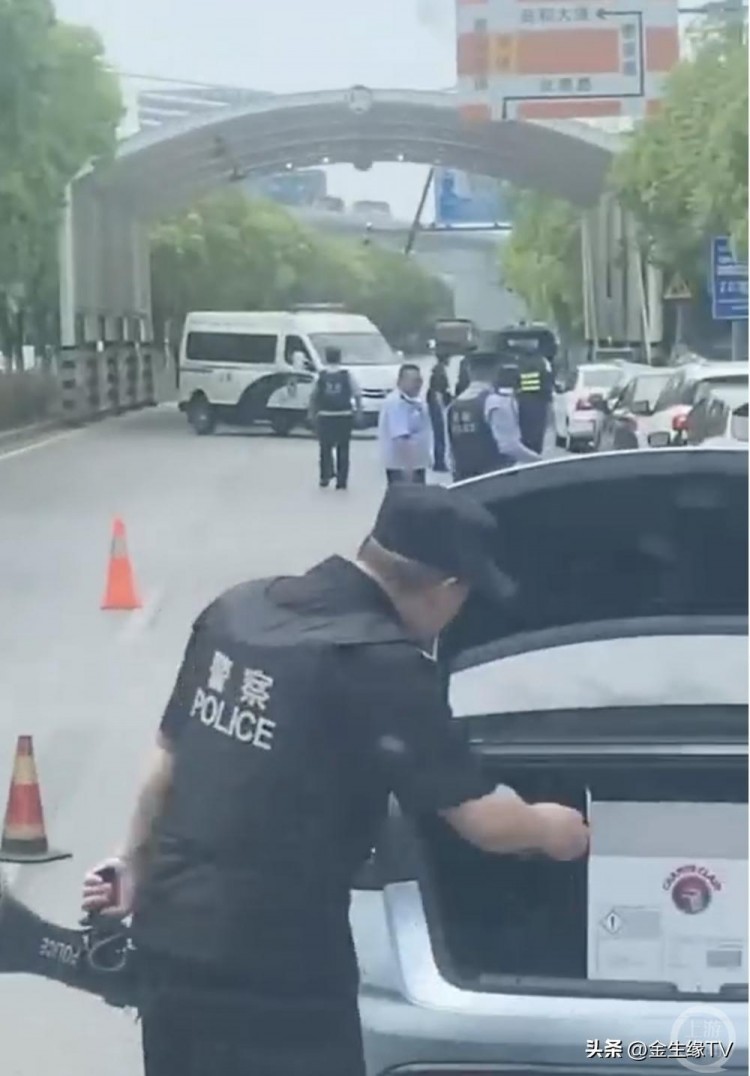 會(huì)所內(nèi)發(fā)生槍擊案警方全力追捕