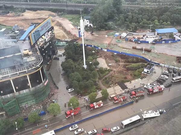 護(hù)潭廣場南國雨林洗浴中心大火已撲滅無人員傷亡