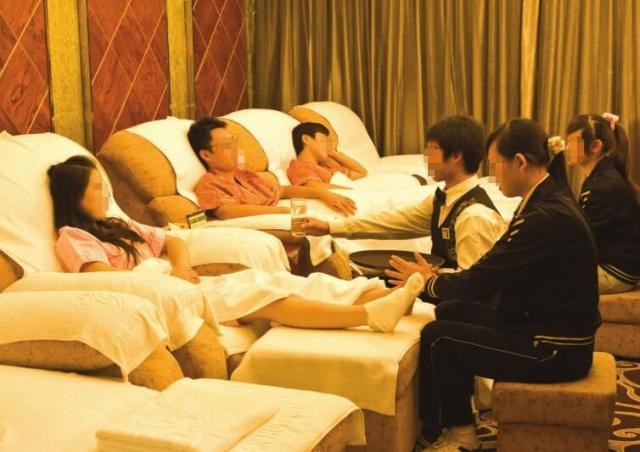 什么況柳州一男子按摩卻不付賬還拿屎抹身