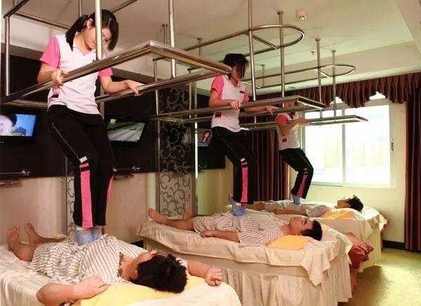柳州這名男子進了按摩院一覺醒來被女服務員團團圍住怎么脫身