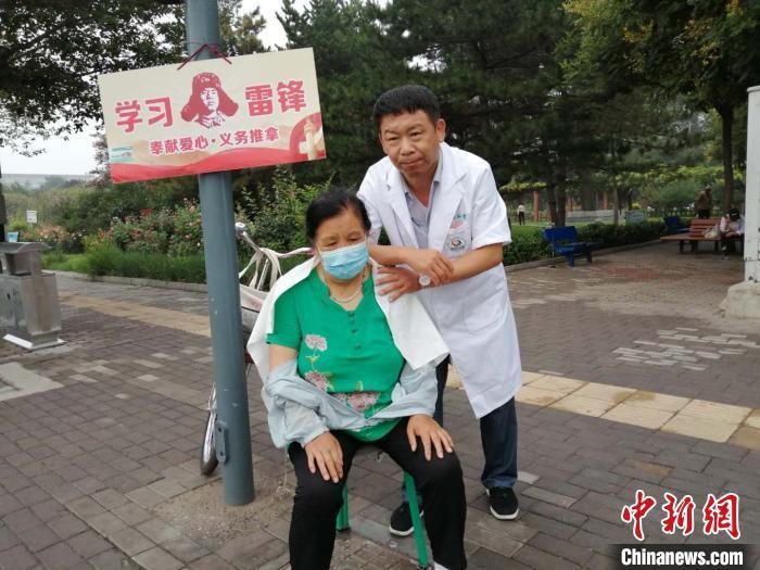 山西長治夫妻在公園廣場義務(wù)推拿六年 暖心服務(wù)萬余人