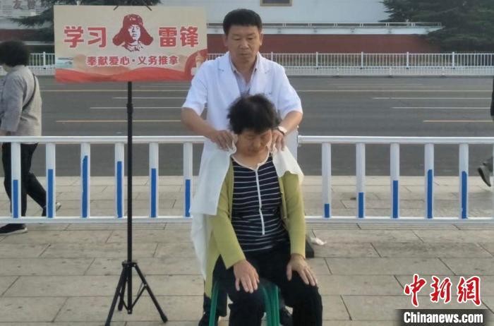 山西長治夫妻在公園廣場義務推拿六年暖心服務萬余人