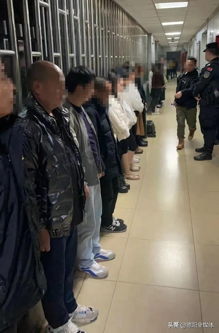 德陽警方突襲按摩洗浴賓館酒店茶樓等場所抓獲多名涉賭涉黃的犯罪嫌疑人和在逃人員