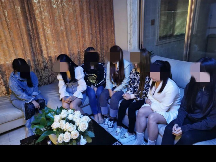 美女模特一對一特色服務(wù)充值會員卡才能享受