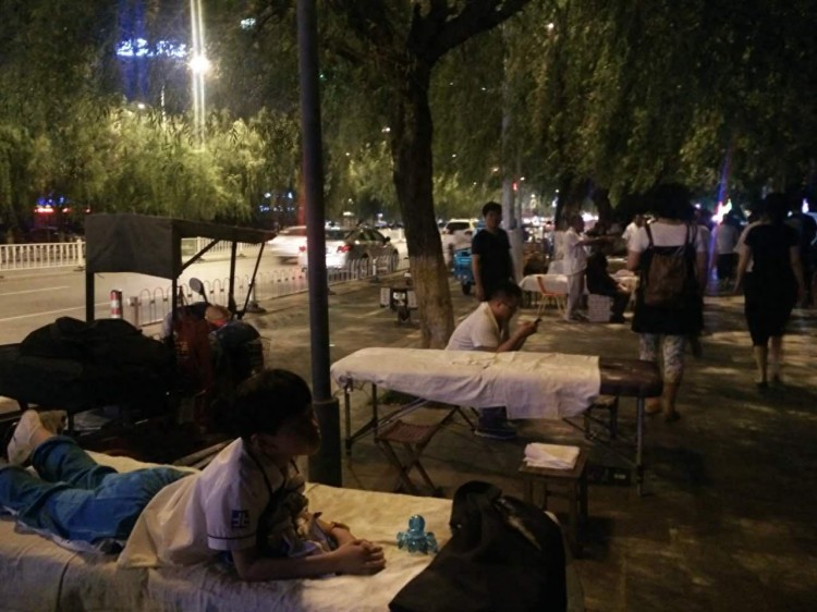 夜間探索阜陽公園按摩夜市，為市民解除疲勞，贏得市民歡迎