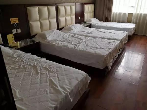 玩大了！安陽一男子洗霸王澡搓霸王背按霸王摩后欲跳窗逃跑