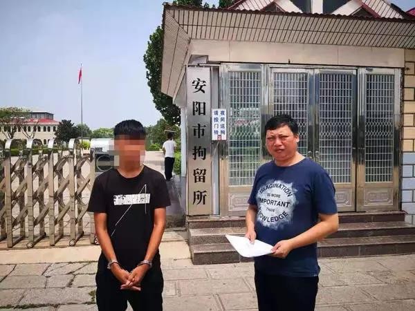 玩大了！安陽一男子洗霸王澡搓霸王背按霸王摩后欲跳窗逃跑