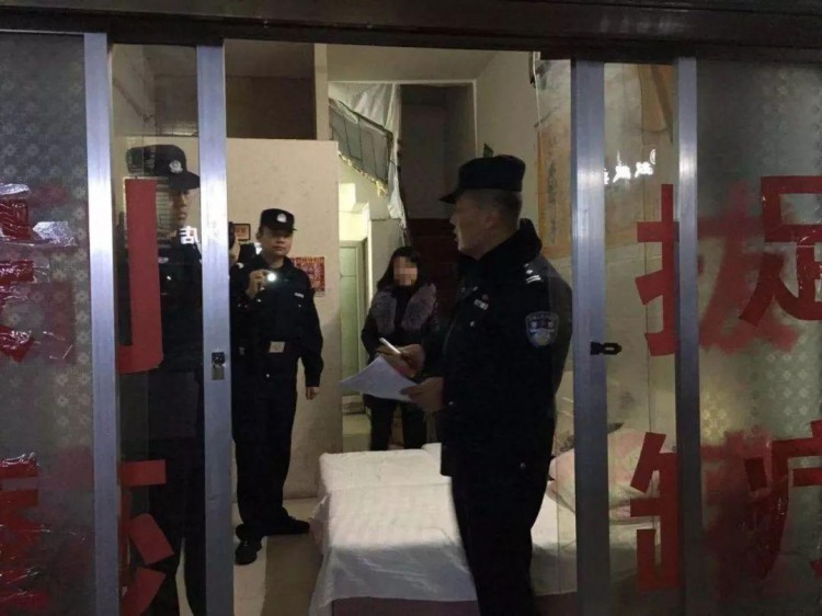 深夜大清查荊門60多人參戰(zhàn)抓獲4名涉黃人員！