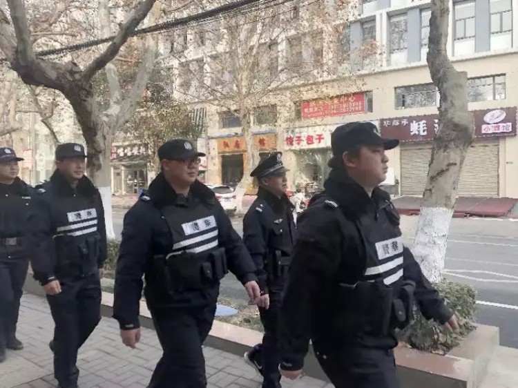 現(xiàn)場(chǎng)曝光！荊門警方派出180多名警察，對(duì)洗浴、足療、KTV等場(chǎng)所進(jìn)行清查...