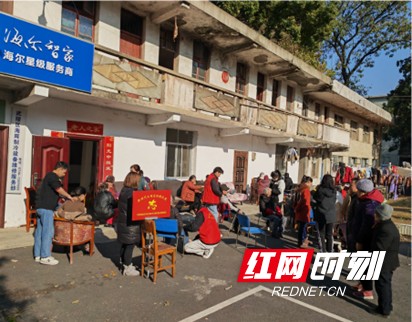 新時代文明實(shí)踐耀武陵|丹陽街絲瓜井社區(qū)開展“愛冬至”老年按摩體驗(yàn)活動