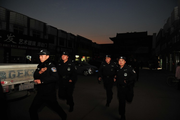 千騎卷平岡鶴壁警方開展掃黃打賭集中行動(dòng)