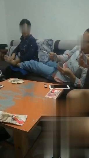 河池一官員打牌賭博還讓女副鄉(xiāng)長幫按摩紀委：已介入調(diào)查