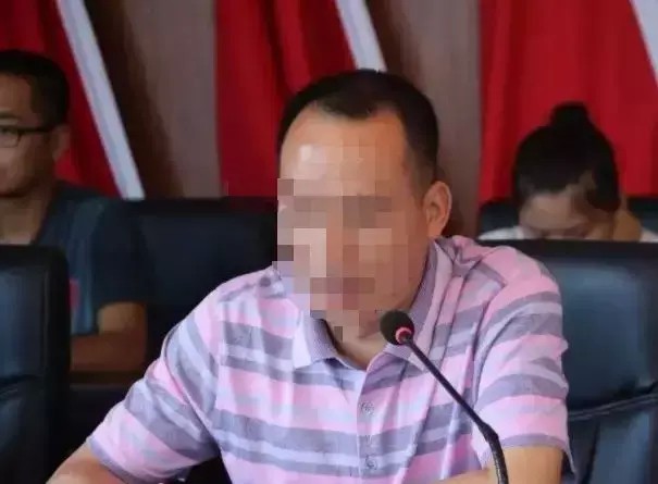 河池一官員打牌賭博還讓女副鄉(xiāng)長按摩紀(jì)委已介入調(diào)查