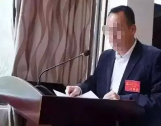 河池一官員打牌賭博還讓女副鄉(xiāng)長按摩紀(jì)委已介入調(diào)查