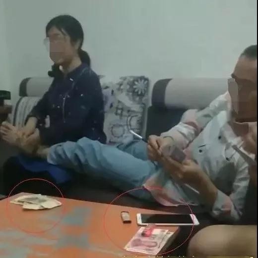 河池一官員打牌賭博還讓女副鄉(xiāng)長(zhǎng)按摩！目前涉事兩人已被免職