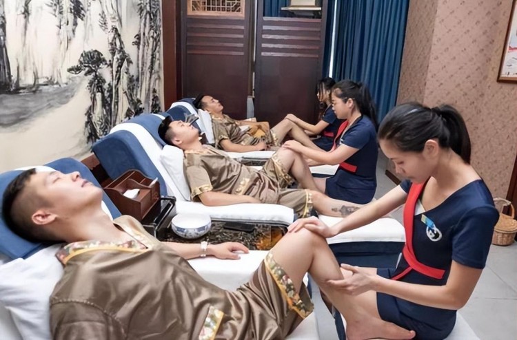 足浴按摩店大多開在小巷中規(guī)模不大生意反而不錯老板道出實情